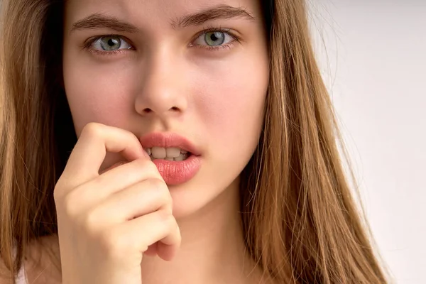 Gros plan bouleversé femme caucasienne réfléchie prendre des décisions difficiles, penser, isolé sur blanc — Photo