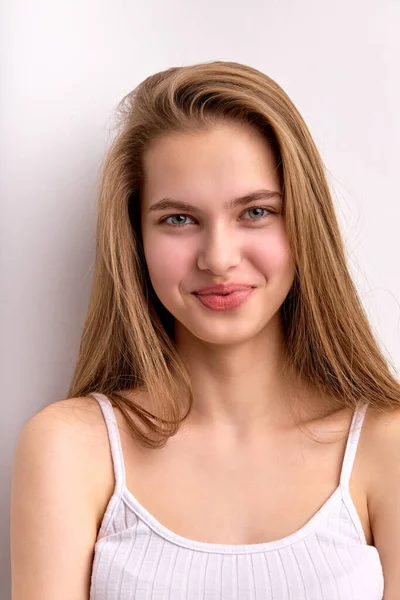 Retrato de joven mujer caucásica con el pelo largo natural mirando a la cámara felizmente —  Fotos de Stock