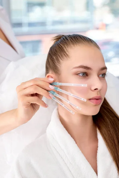 Kaukázusi nő fog kapni arcfelvarrás, eljárás mesothreads emelés bőr — Stock Fotó