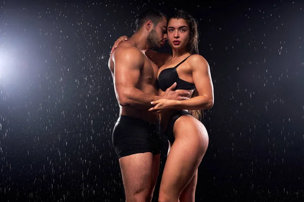 Atractivo europeo sin camisa hombre y mujer en el amor, teniendo momento apasionado — Foto de Stock