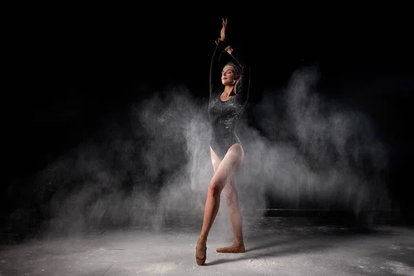 Drammatico ritratto di una ballerina forte e talentuosa con esplosione di polvere bianca — Foto Stock