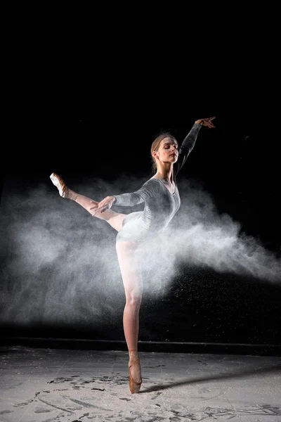 Ballando nel concetto di farina. Ballerina ballerina in nebbia di polvere. Ritratto di ballerina — Foto Stock
