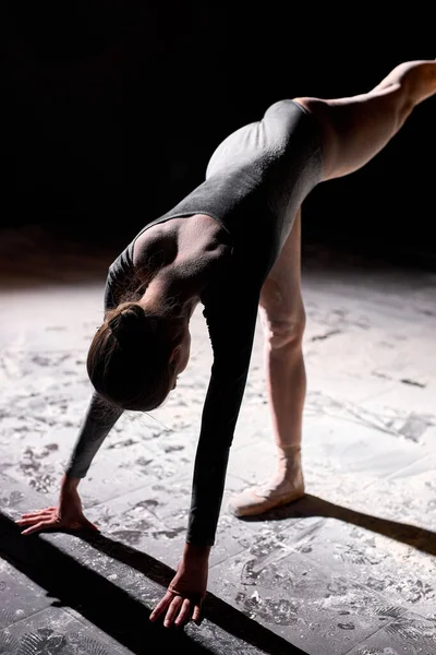 밀가루로 춤을 추고. 어두운 스튜디오의 아름다운 여성 댄서. 춤 요소를 만드는 여성 — 스톡 사진