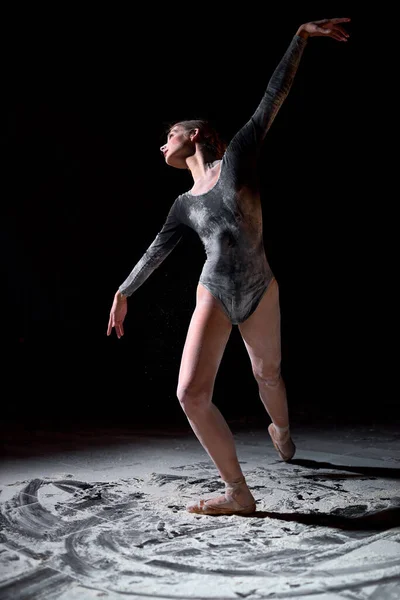 Danse dans le concept de farine. athlète femme danseuse dans la farine. Femme faisant élément de danse — Photo