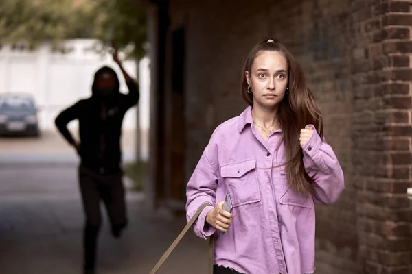 Τρομαγμένη γυναίκα τρέχει μόνη την ημέρα στο δρόμο. Πάμε. Γυναίκα φοβάται τον βιαστή — Φωτογραφία Αρχείου