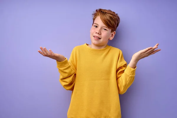 Kleiner Junge versteht nicht, was passiert ist, zuckt mit den Schultern und breitet die Arme aus — Stockfoto