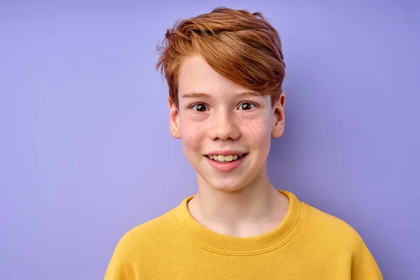 Primer plano Retrato de niño haciendo una cara divertida con los ojos bien abiertos, aislados — Foto de Stock