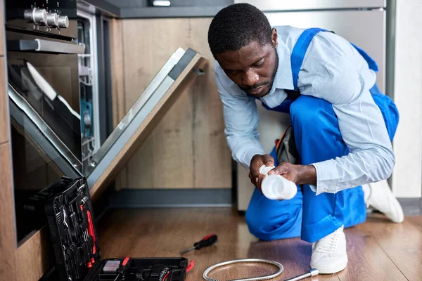Side View Young Black Afro Handyman Repareren Vaatwasser, Wisselen Siphon — Stockfoto
