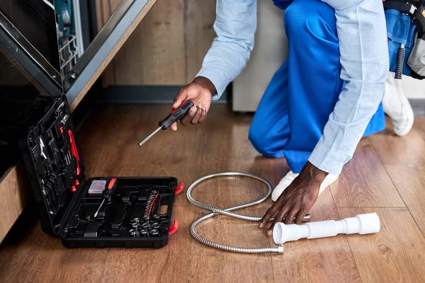 Onherkenbaar Handyman van Afro American Appearance In Blue Overalls Repareren — Stockfoto