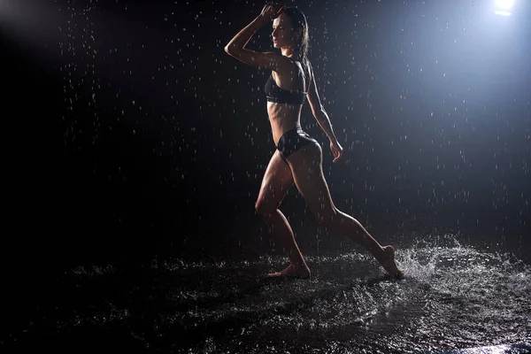 Attrayant sexy femme caucasienne en lingerie franche posant sous la pluie, gouttes d'eau — Photo