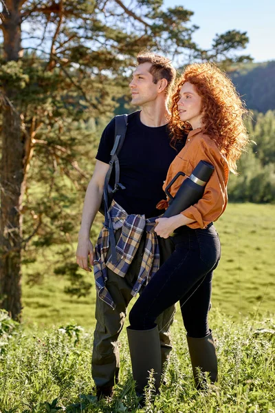 Casal encantador ou amigos ficar em arquivado olhando para o lado em contemplação — Fotografia de Stock