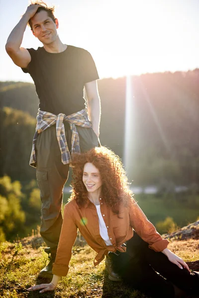 Belo feliz jovem casal caucasiano tendo pausa durante a aventura no campo — Fotografia de Stock