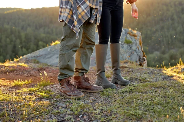 Turisták túrázó közeli cipő csizma és túrázás. férfi és nő turista túrázók séta — Stock Fotó