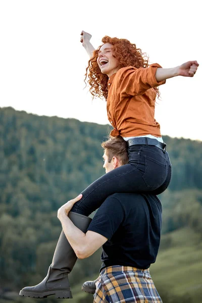 여름에 산을 산책하는 빨간 머리 여자와 남자 행복 한 남자. 긍정적 인 부부 하이킹 — 스톡 사진