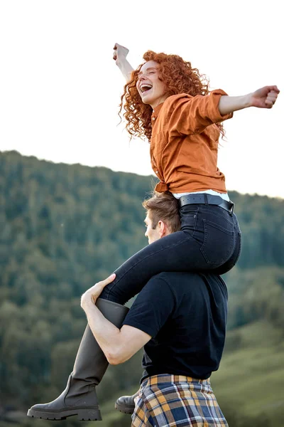 Mulher ruiva feliz e homem caminhando nas montanhas no verão. Caminhadas de casal positivo — Fotografia de Stock