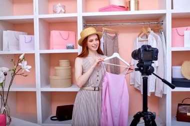 Dost canlısı genç bayan video kayıt bölümü yeni pembe kokteyl elbisesi hakkında