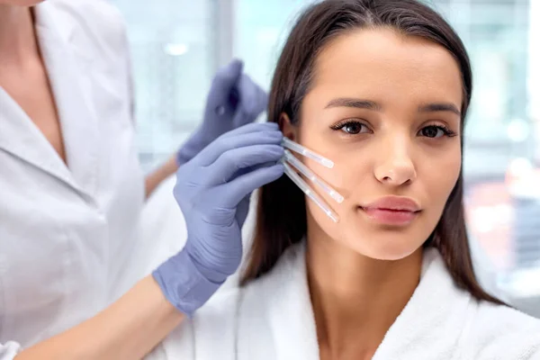 Esthetische schoonheid anti veroudering, facelift chirurgie voor prachtige klant, zijaanzicht — Stockfoto