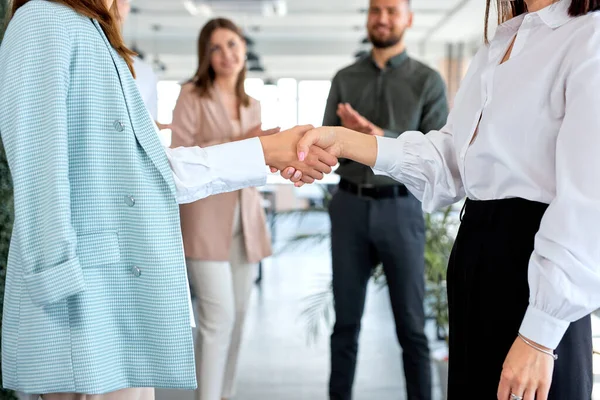 Negocios apretón de manos y gente de negocios. Primer plano foto de las manos femeninas, acuerdo — Foto de Stock