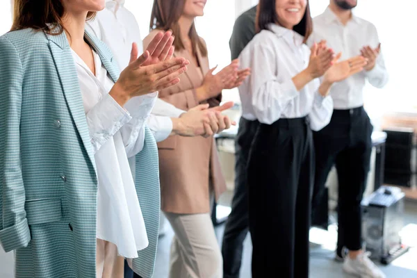 Közeli üzleti csapat tapsoló kéz, sikeres munka a fiatal férfiak és nők — Stock Fotó