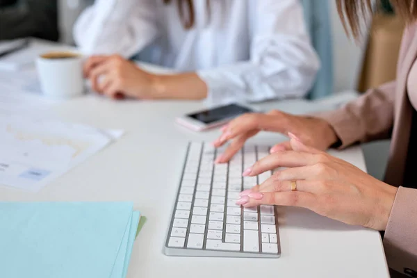 Mãos de empresária no teclado do computador, digitando, trabalhando no escritório. — Fotografia de Stock