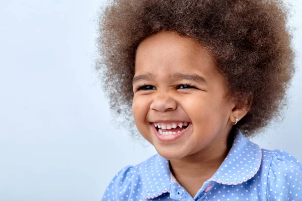 Engraçado pouco adorável afro-americano criança menina olhando para o lado, se divertindo — Fotografia de Stock