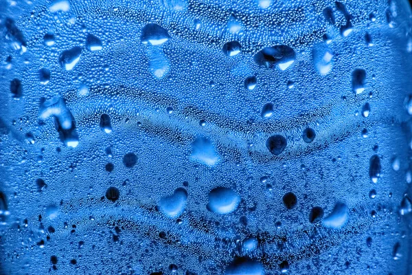 Primo Piano Una Bottiglia Bolle Acqua Frizzante Con Linee Ondulate — Foto Stock