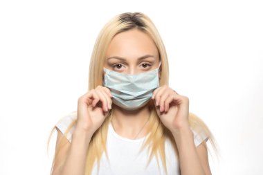 Sağlıklı kadın sağlık koruması için tıbbi koruyucu maske kullanıyor.