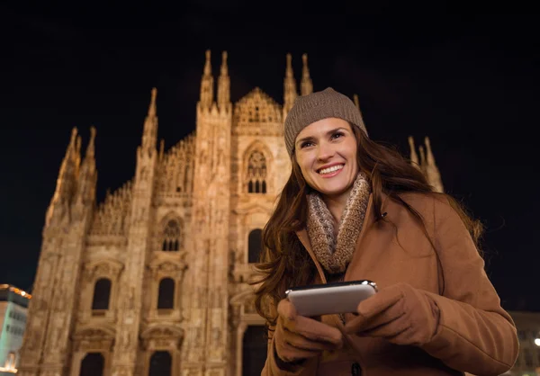 Mujer feliz escribiendo sms delante del Duomo en la noche, Milán —  Fotos de Stock