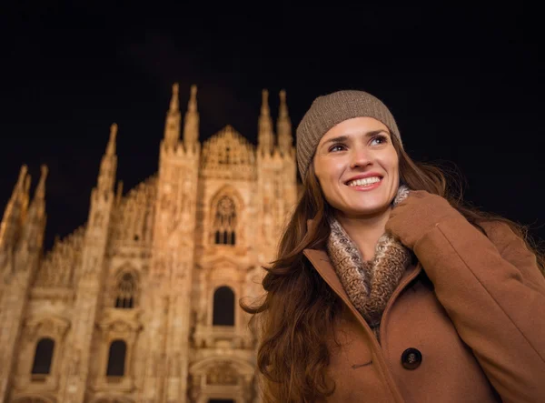 Usměvavá žena v předku Duomo večer s pohledem stranou — Stock fotografie