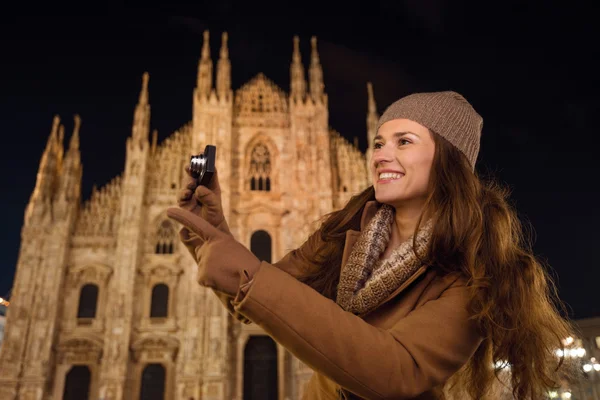 Woman with photo camera pointing on something near Duomo, Milan — Stockfoto