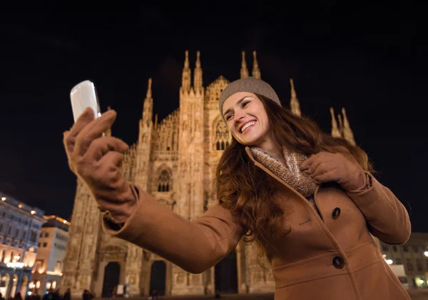 Donna sorridente che si fa selfie davanti al Duomo in serata, Milano — Foto Stock