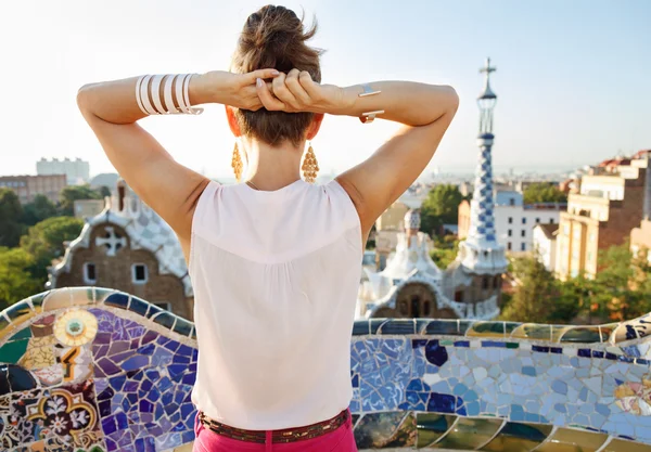 Vue de derrière femme tourisme à Park Guell, Espagne — Photo