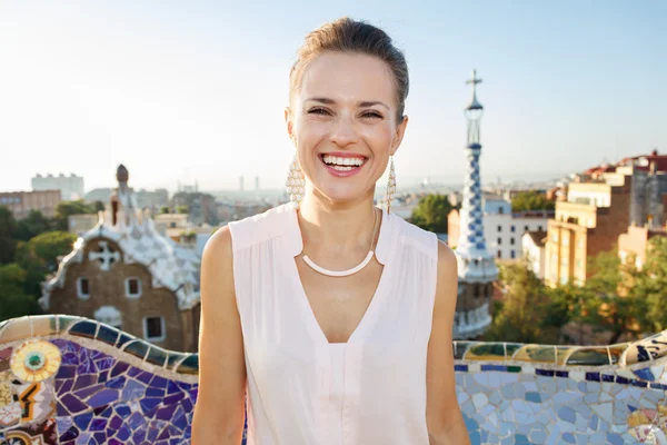 Smiling young woman tourist in Park Guell, Barcelona, Spain — Stok fotoğraf