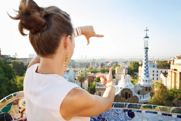 Seen from behind woman tourist framing with hands in Park Guell — 图库照片