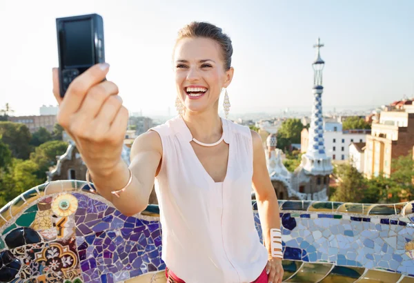 Mulher tirando selfie com câmera fotográfica em Park Guell, Espanha — Fotografia de Stock