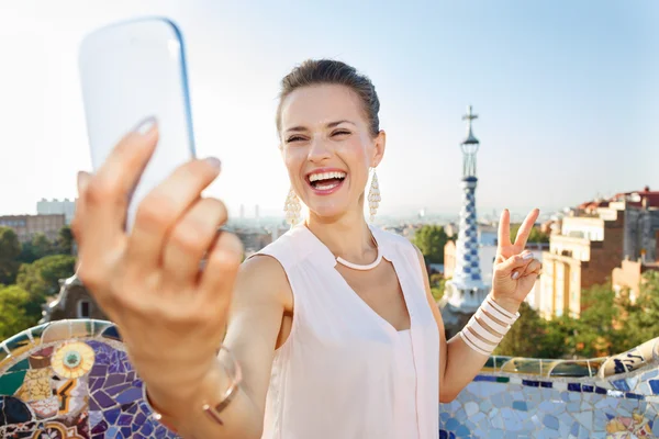 Mujer mostrando victoria y tomando selfie con móvil, Park Güell —  Fotos de Stock
