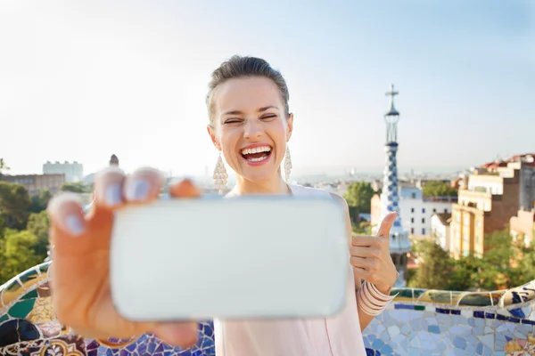 Mujer mostrando los pulgares hacia arriba y tomando selfie con móvil, España —  Fotos de Stock