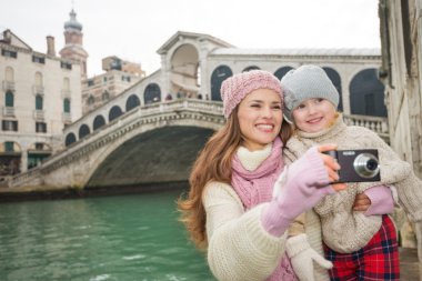 Gülümseyen anne ve kızı Ponte di Rialto yakınlarında fotoğraf çekmek
