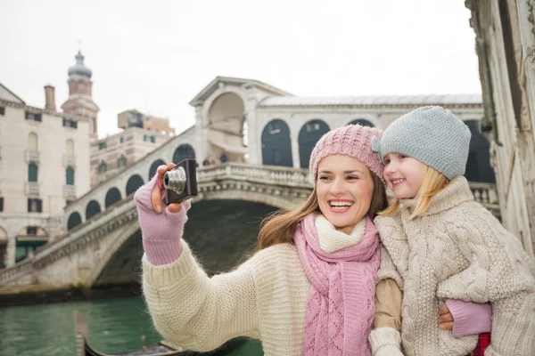 Mother and daughter taking photos in front of Ponte di Rialto — Stock Photo, Image