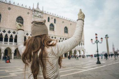 St. Mark Meydanı'nda sevinen kadın turistin arkasından görüldü