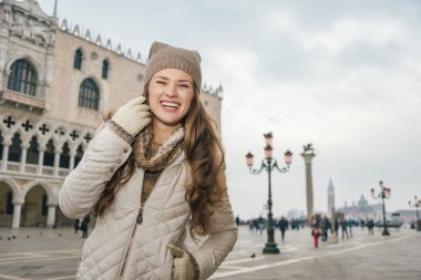 St Mark Meydanı'nda gülümseyen genç kadın turist, Venedik