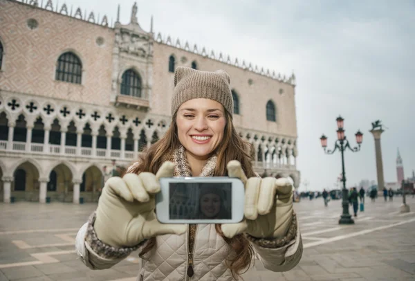 Woman tourist taking selfie with cell phone on St.Mark's Square — Zdjęcie stockowe