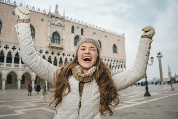 Gelukkige jonge vrouw toerist verheugt op het San Marcoplein, Venetië — Stockfoto