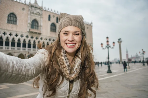 Woman tourist taking selfie on St.Mark's Square near Dogi Palace — Zdjęcie stockowe