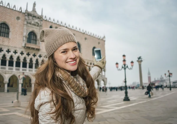 Feliz joven turista tomando fotos en la Plaza de San Marcos —  Fotos de Stock