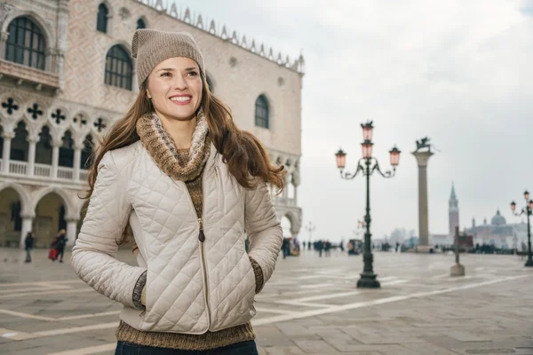 Lachende vrouw toerist staan op het San Marcoplein, Venetië — Stockfoto