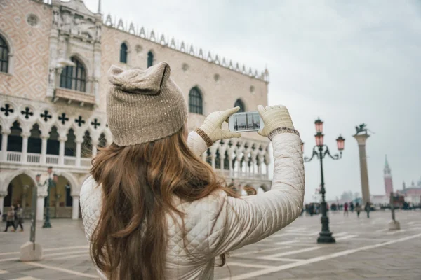 Сзади женщина-турист фотографирует на площади Святого Марка. — стоковое фото