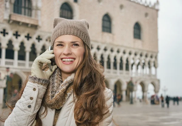 Donna felice turista parlando cellulare in Piazza San Marco — Foto Stock