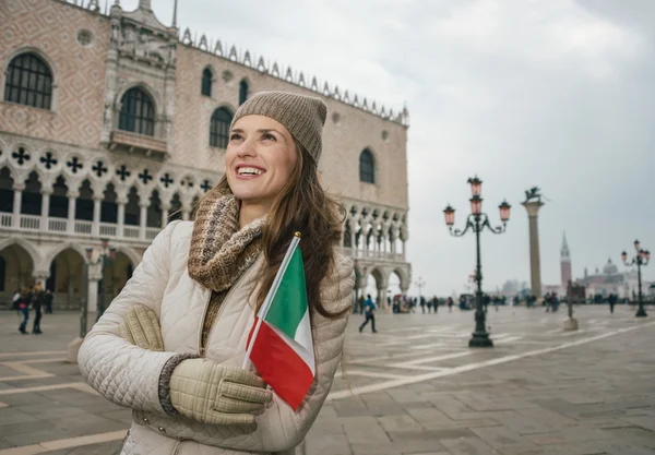 Donna turista con bandiera italiana in piedi vicino a Palazzo Ducale — Foto Stock