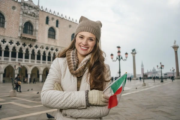 Woman tourist with Italian flag standing on St. Mark's Square — Stock fotografie